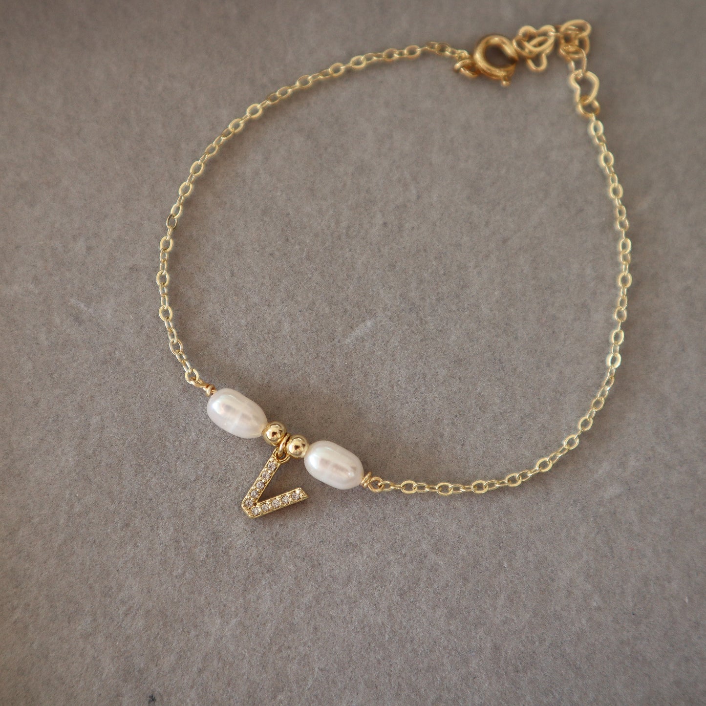 Brazalete iniciales perla