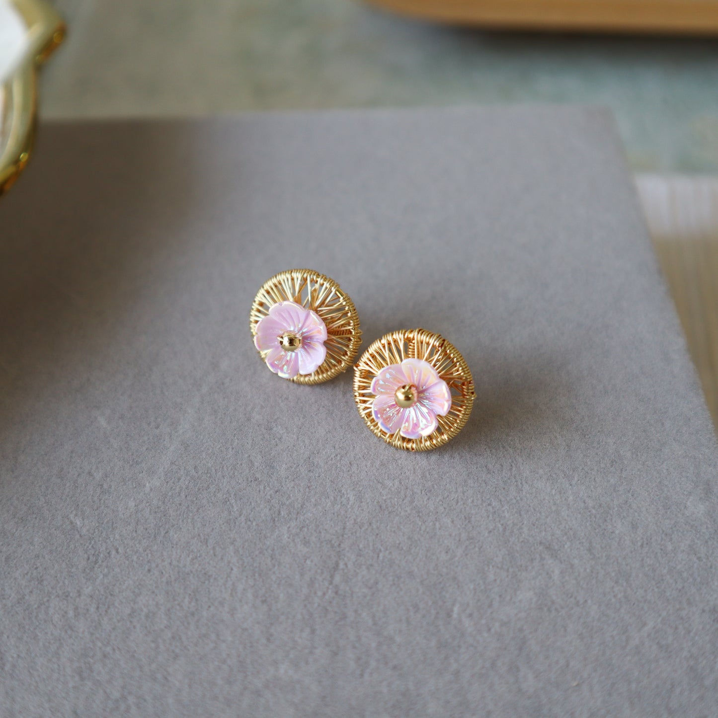 Aros boton Floreado dorado