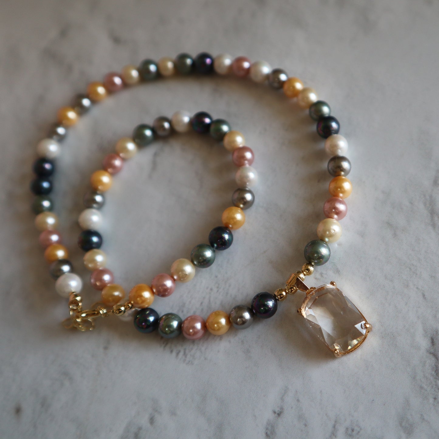 Collar perla cheka