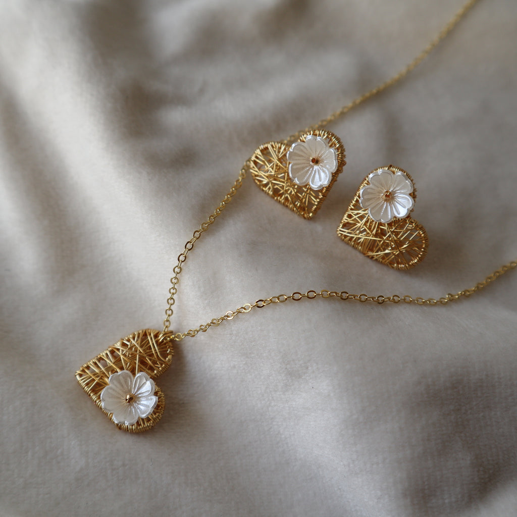 Collar love floreado