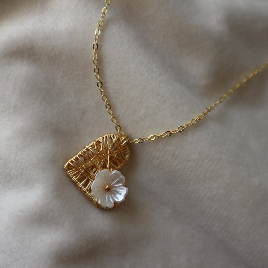 Collar love floreado