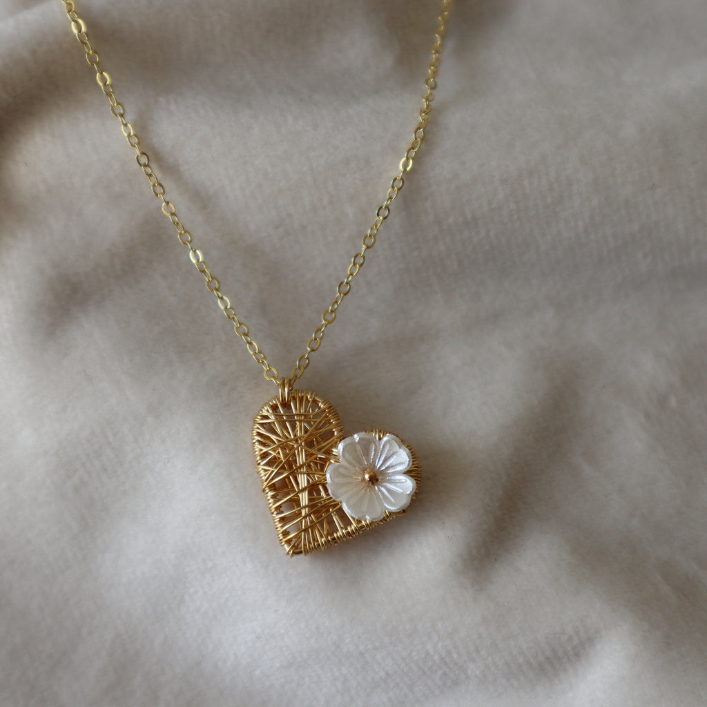 Collar love floreado