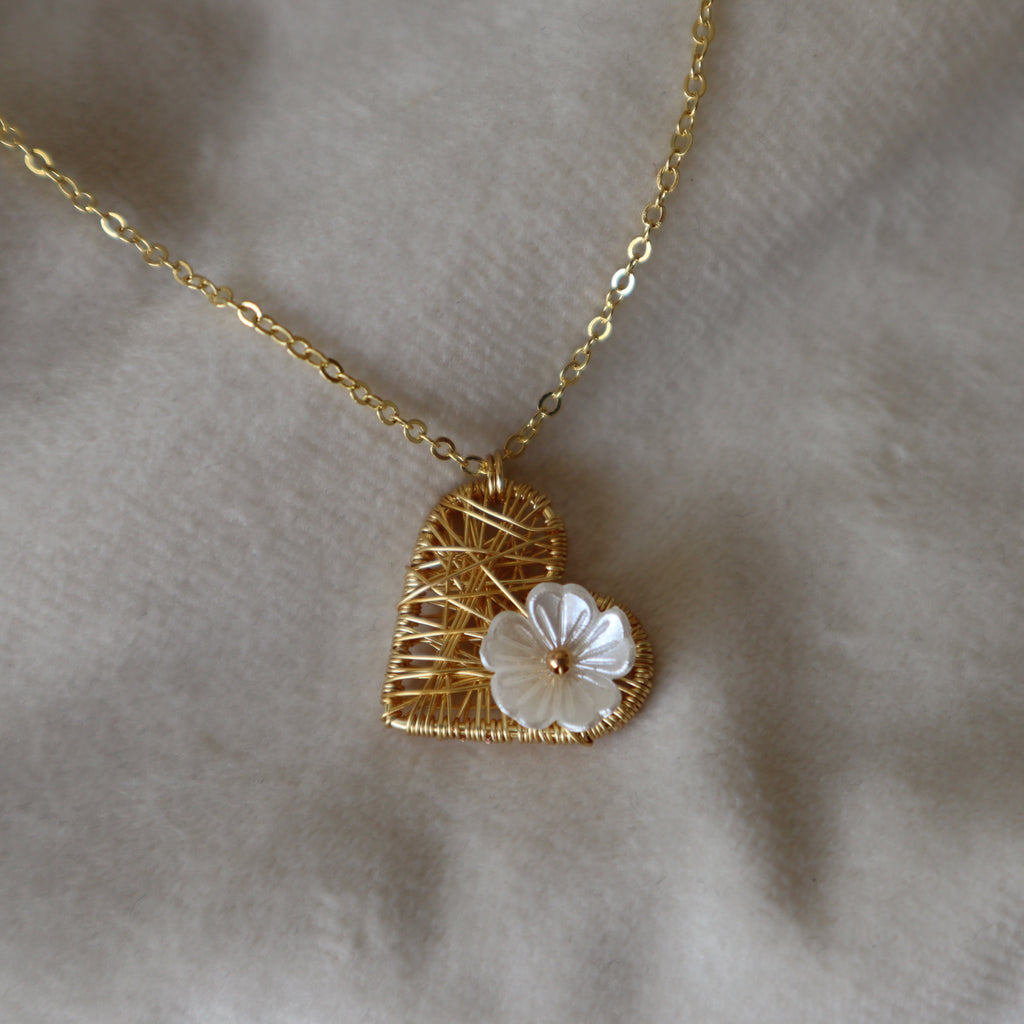 Collar love floreado