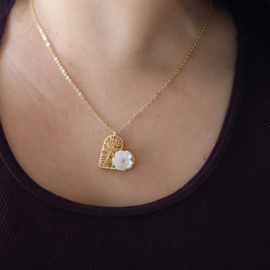 Collar love floreado