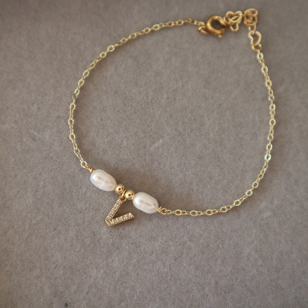 Brazalete iniciales perla