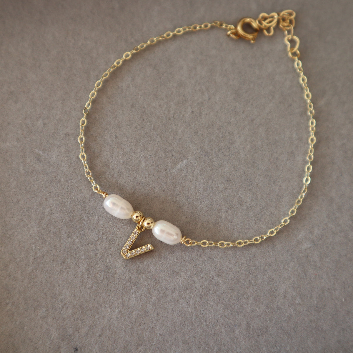 Brazalete iniciales perla