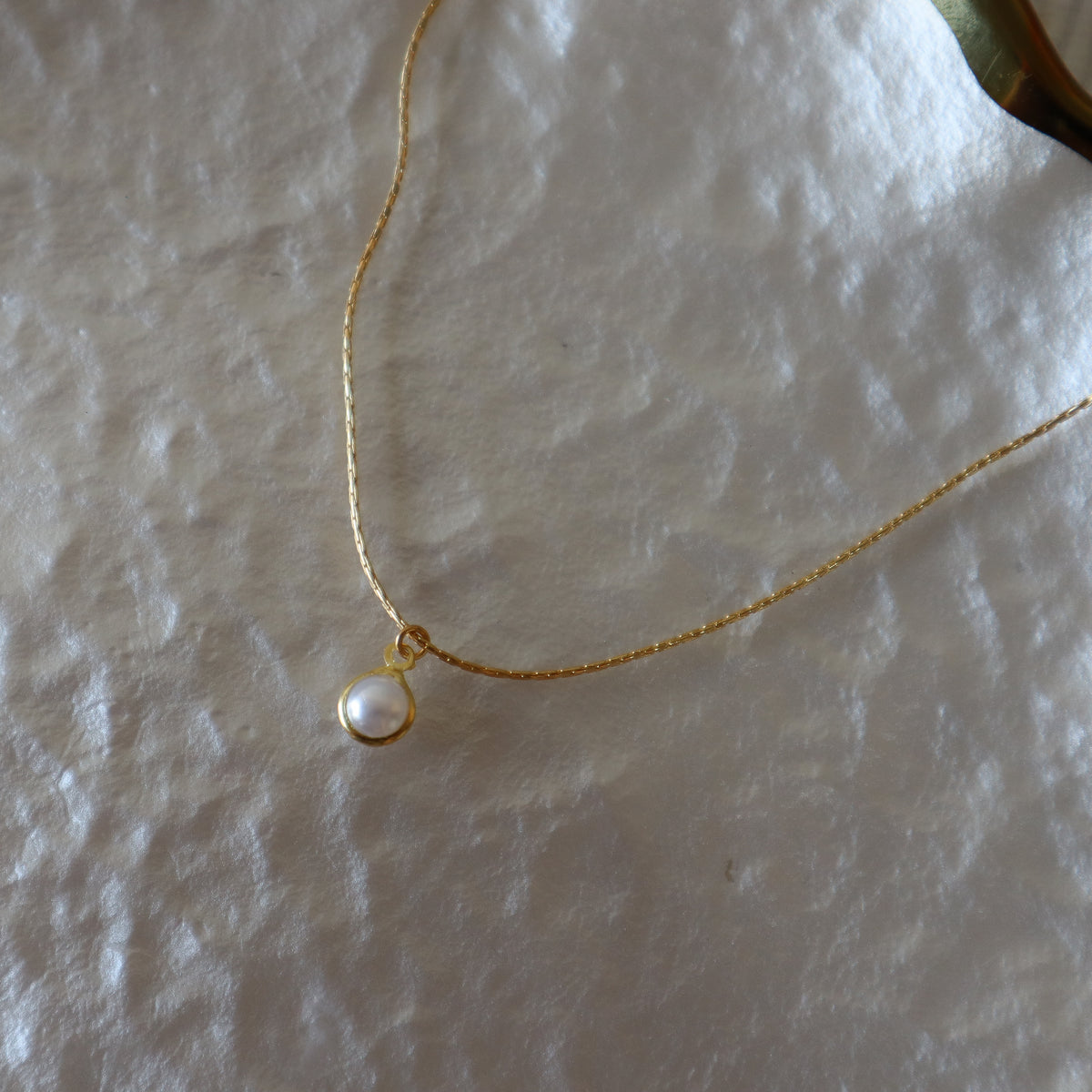 Collar perlado solitario