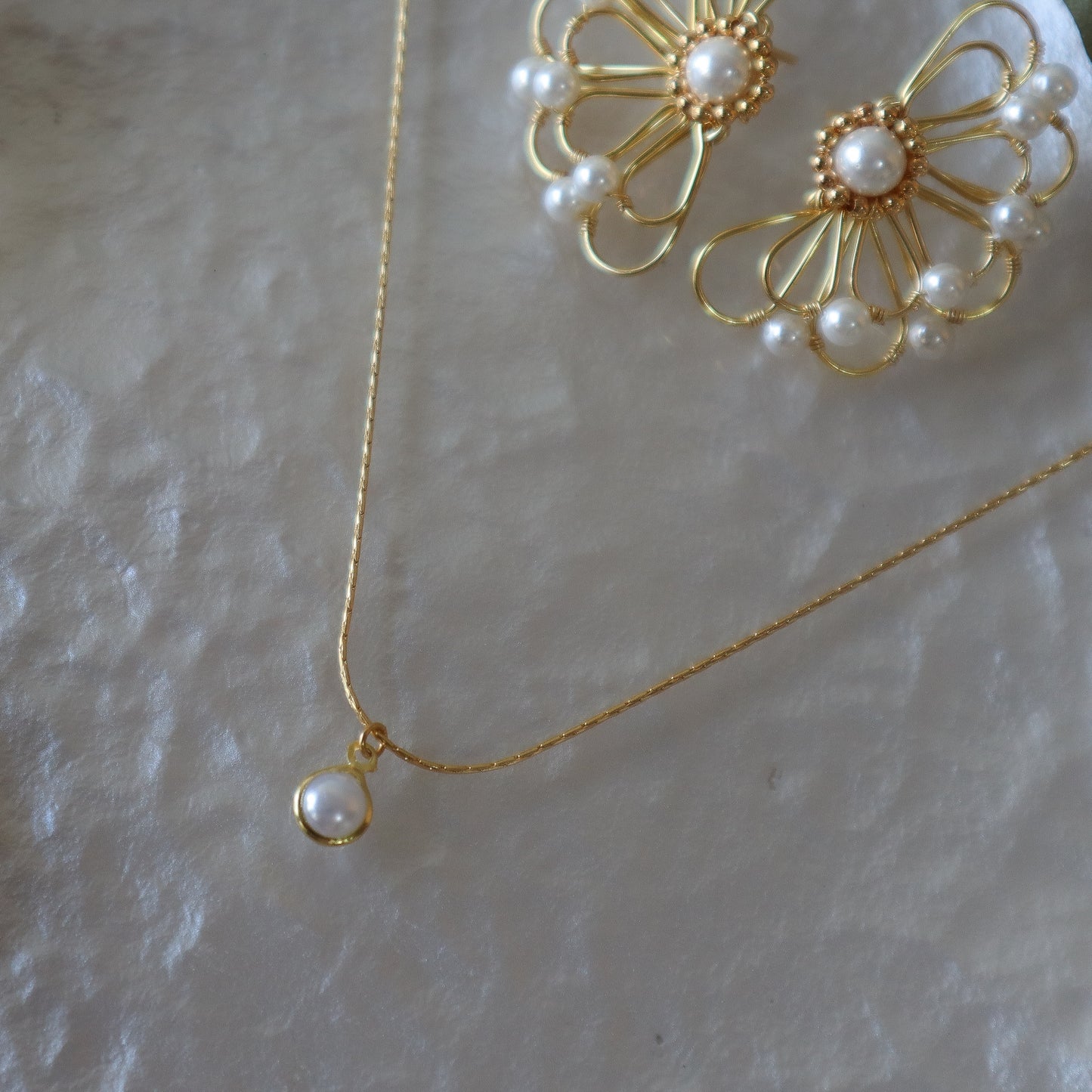 Collar perlado solitario