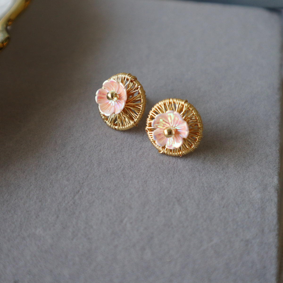 Aros boton Floreado dorado