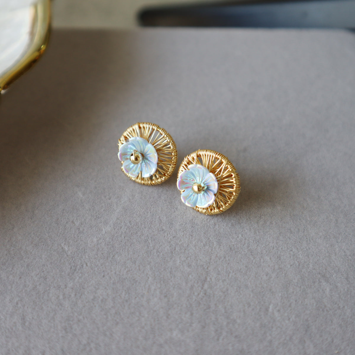Aros boton Floreado dorado